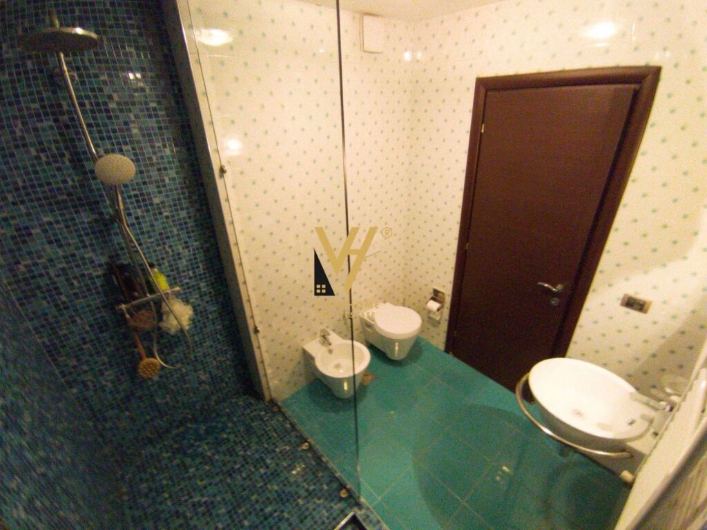Shitet apartament 3+1+2 te botaniku 174 metra katror