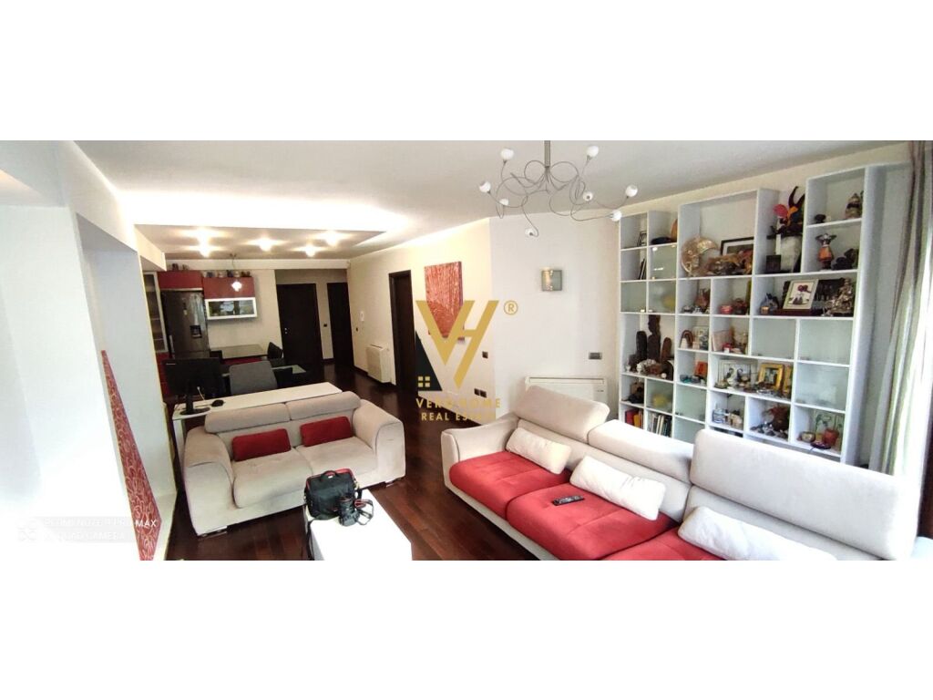 Shitet apartament 3+1+2 te botaniku 174 metra katror