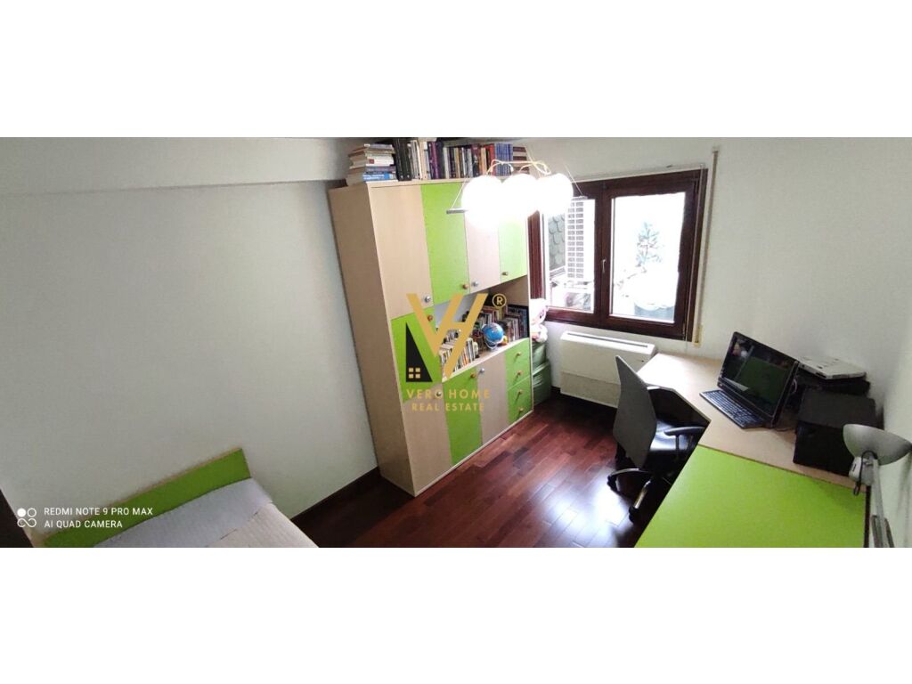 Shitet apartament 3+1+2 te botaniku 174 metra katror
