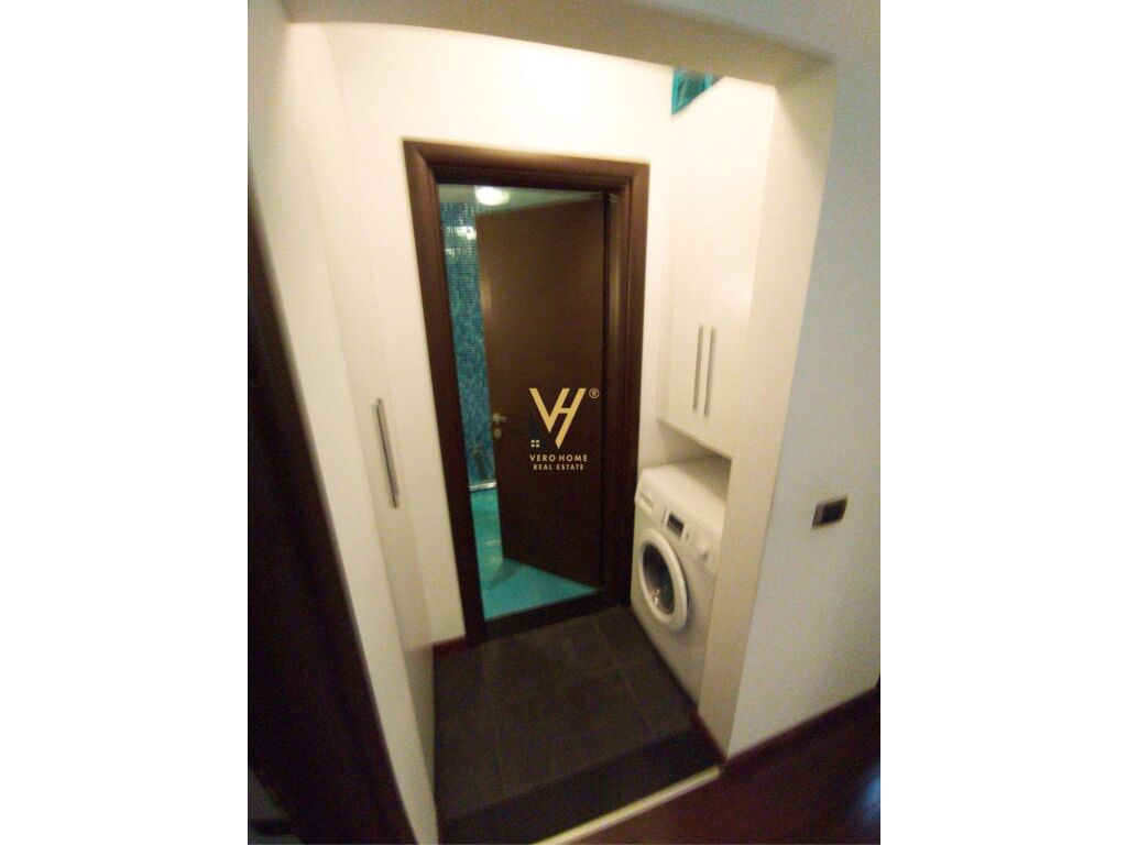 Shitet apartament 3+1+2 te botaniku 174 metra katror