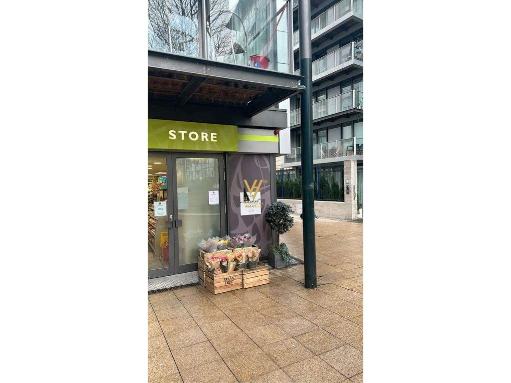 Shop for sale in paris municipality 120 m²