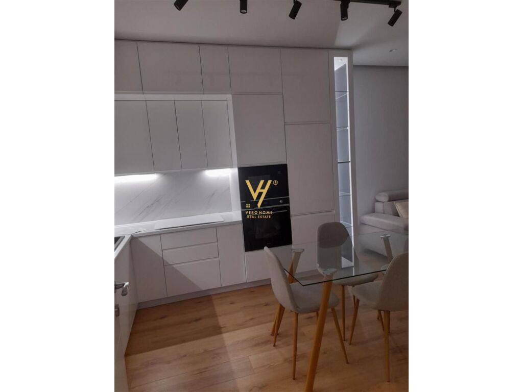 Apartment zu verkaufen 1+1 an der rruga 5 maji, 72 quadratmeter