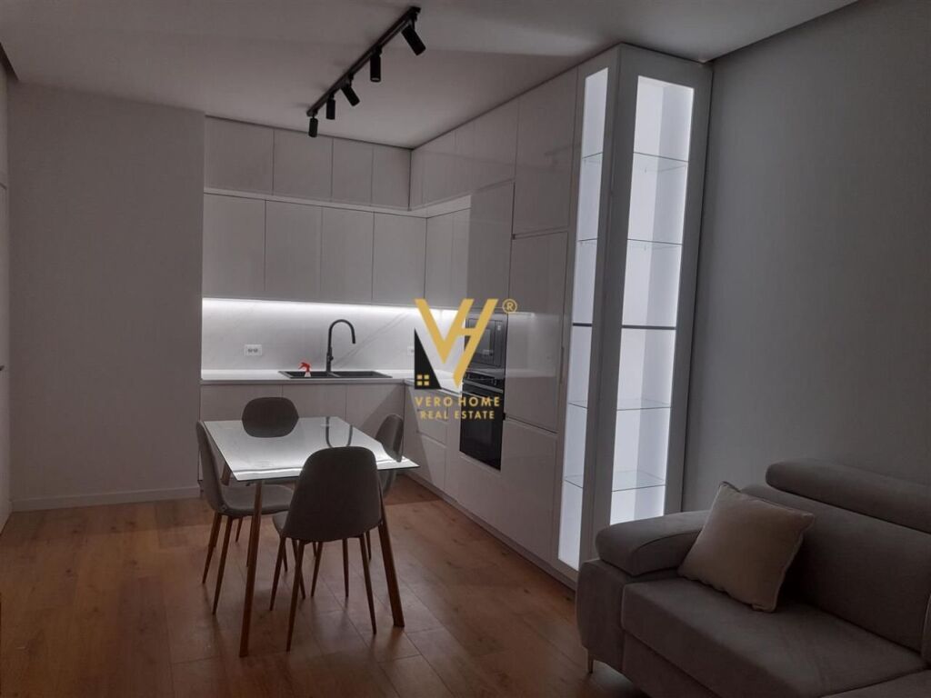 Apartment zu verkaufen 1+1 an der rruga 5 maji, 72 quadratmeter