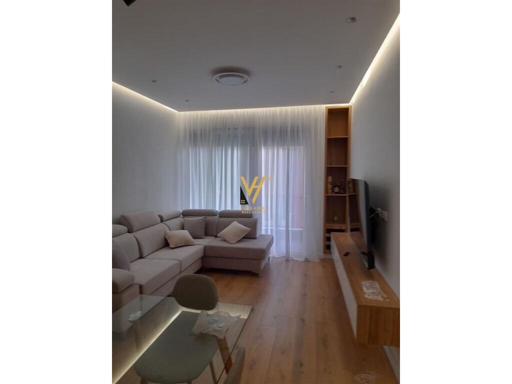 Apartment zu verkaufen 1+1 an der rruga 5 maji, 72 quadratmeter