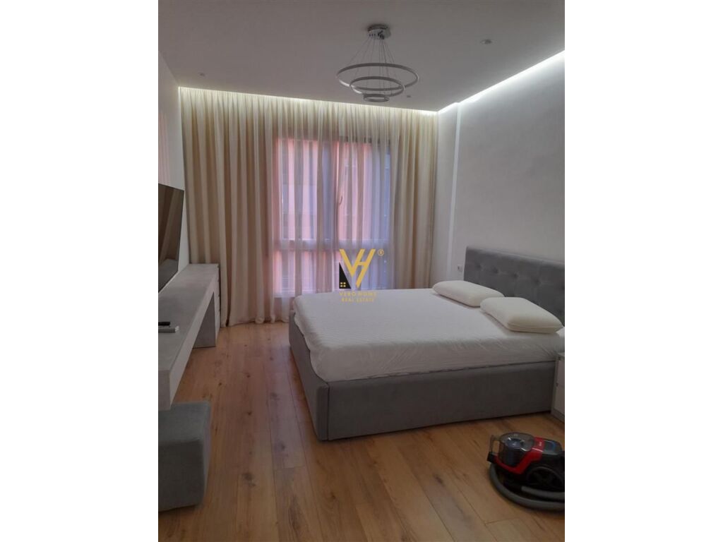 Apartment zu verkaufen 1+1 an der rruga 5 maji, 72 quadratmeter