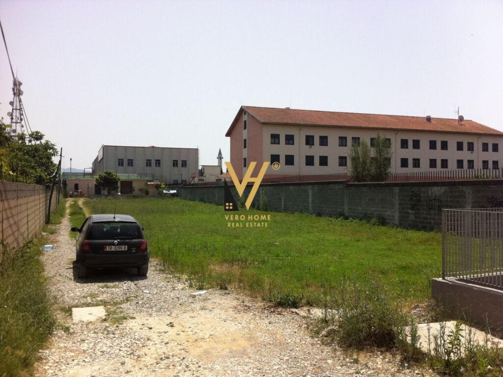 Terreno in vendita sulla strada Tirana-vore 800 m²