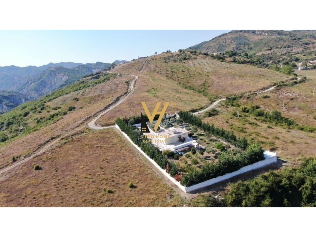 Terrain + bâtiment à vendre à vaqarr 2000 m²