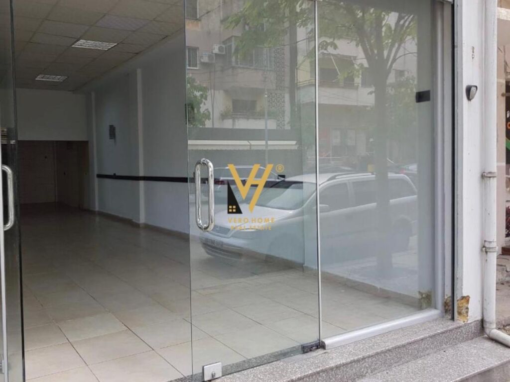 Vendesi negozio vicino ambulanza 9 300 metri quadrati
