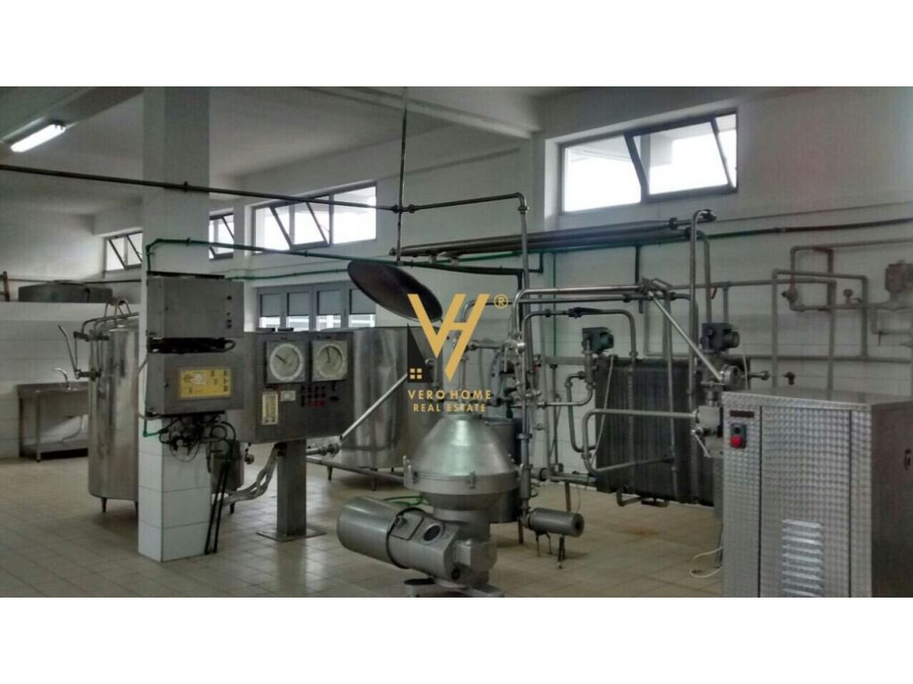 Ambiente comercial à venda em Elbasan 1400 metros quadrados