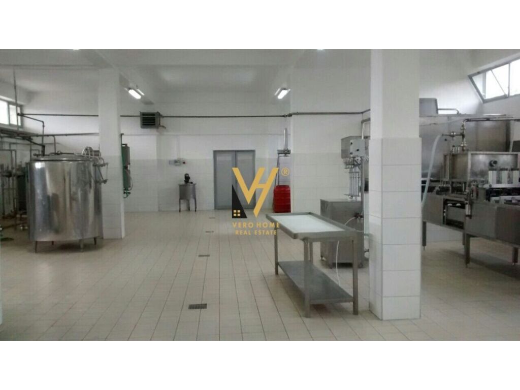 Ambiente comercial à venda em Elbasan 1400 metros quadrados
