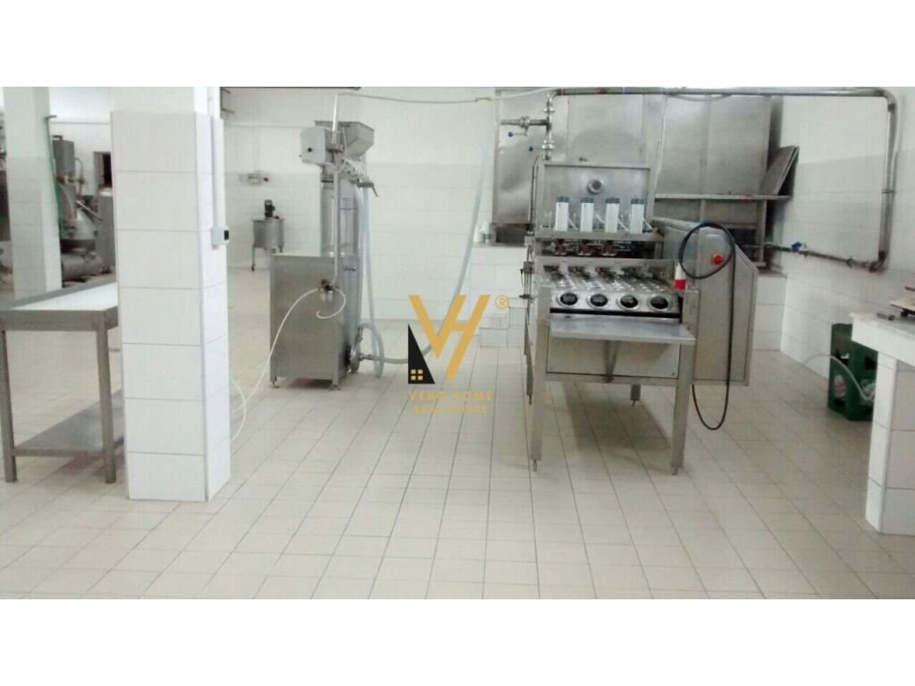 Ambiente comercial à venda em Elbasan 1400 metros quadrados