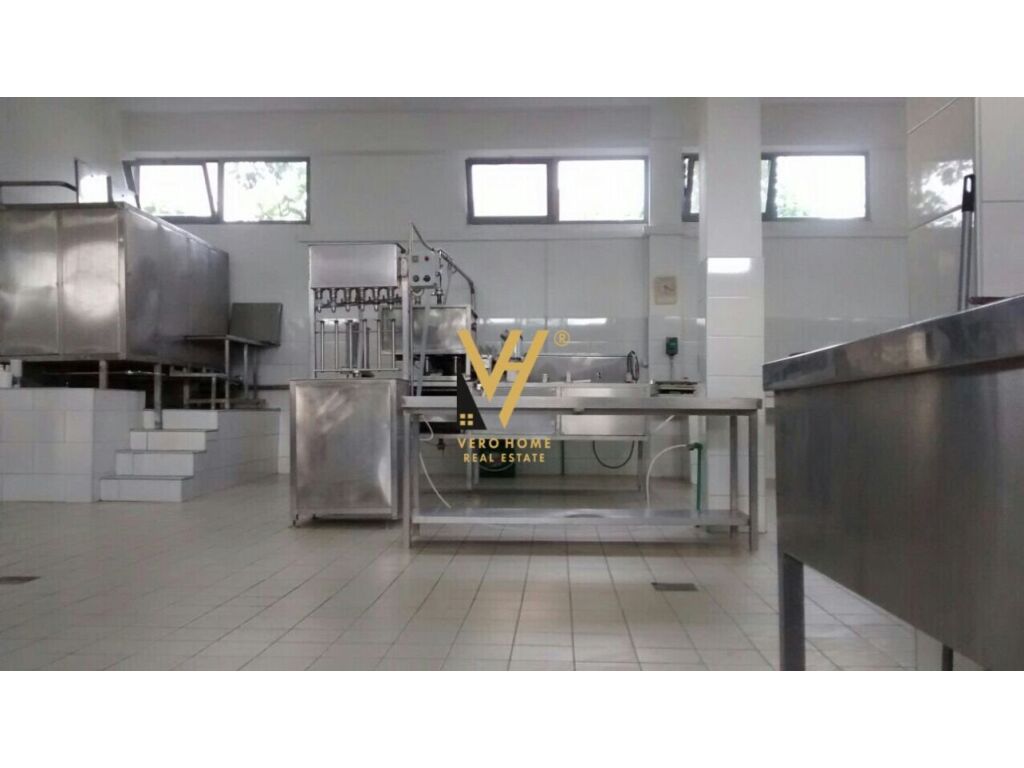 Ambiente comercial à venda em Elbasan 1400 metros quadrados