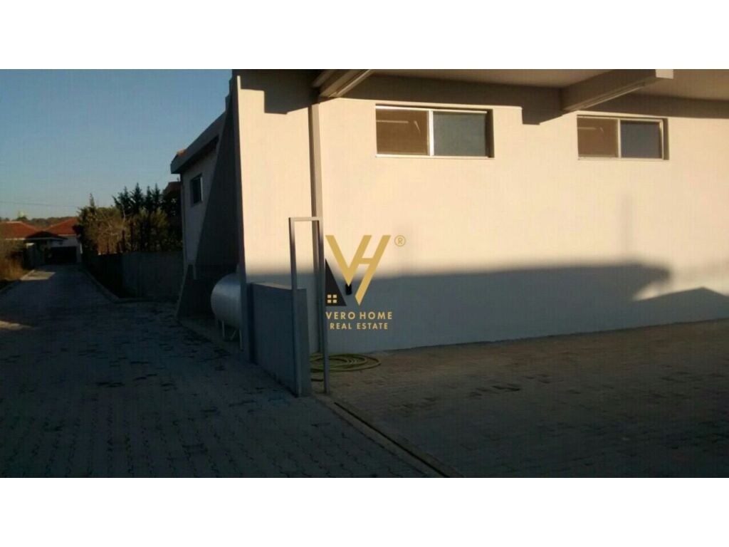 Ambiente comercial à venda em Elbasan 1400 metros quadrados