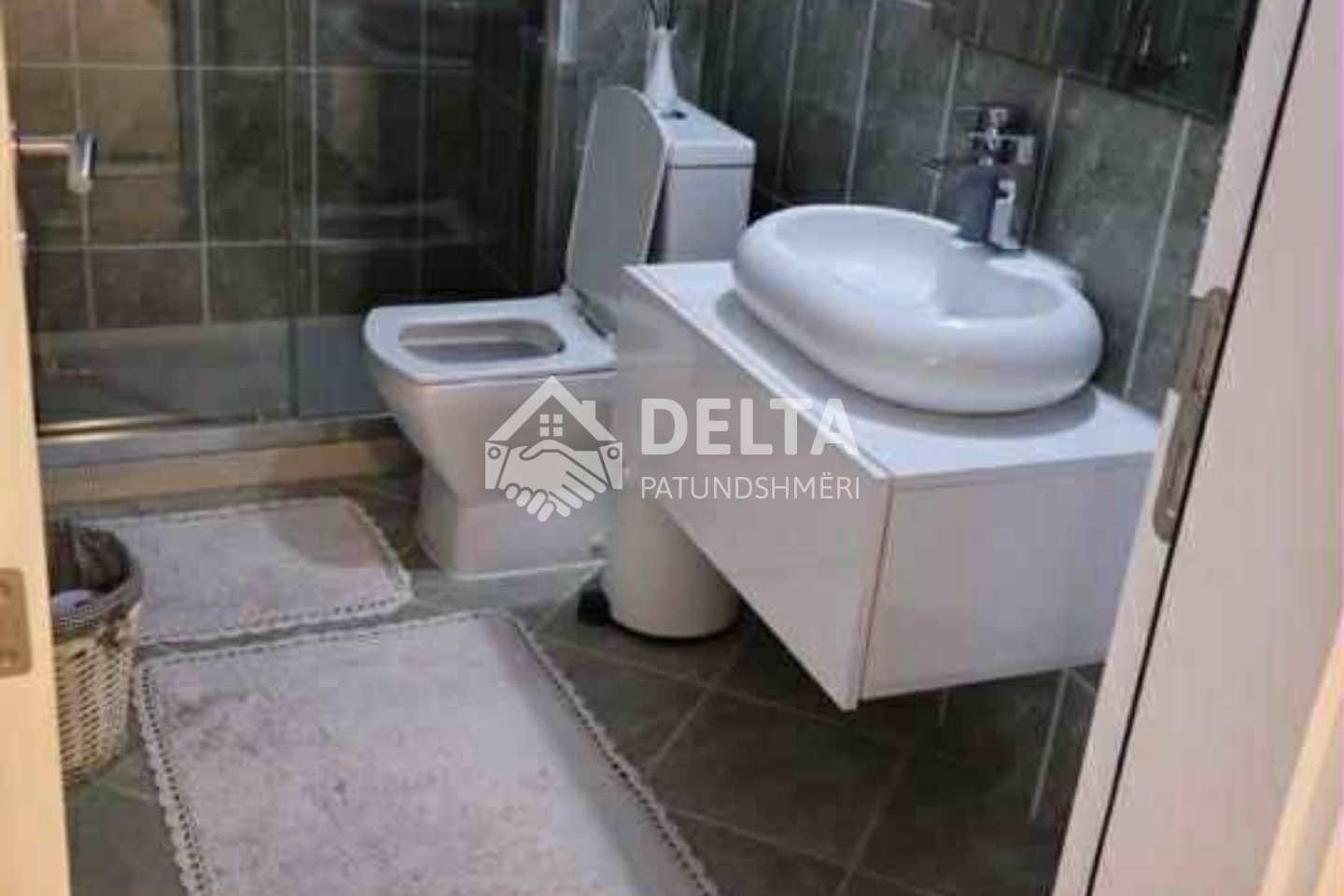 Duplex me qira në lagjen e spitalit