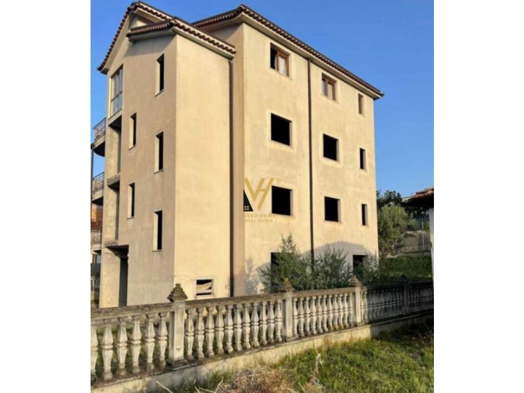Villa in vendita, villa di quattro piani in via luigje gurakuqi, 750 m²