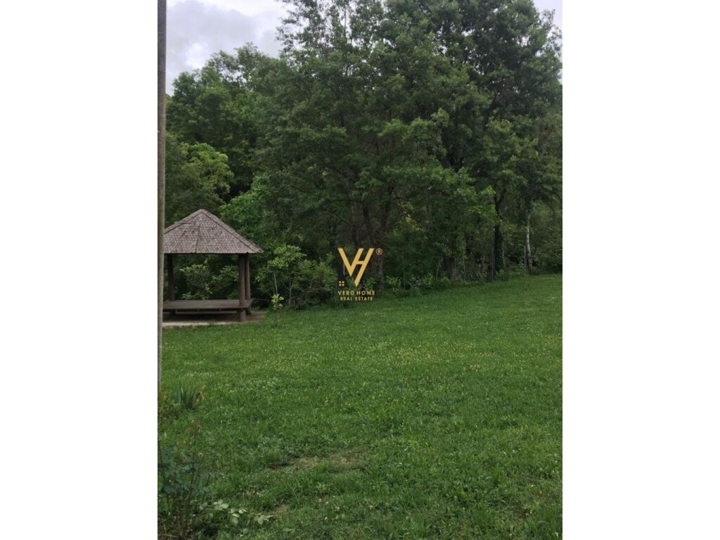 Villa + terreno en venta en Pejë 2000 metros cuadrados