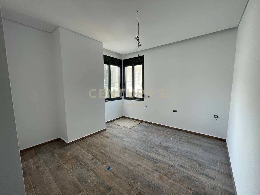 Saranda, 2+1+2 wohnung mit meerblick in der nähe der regierungsvilla (5)