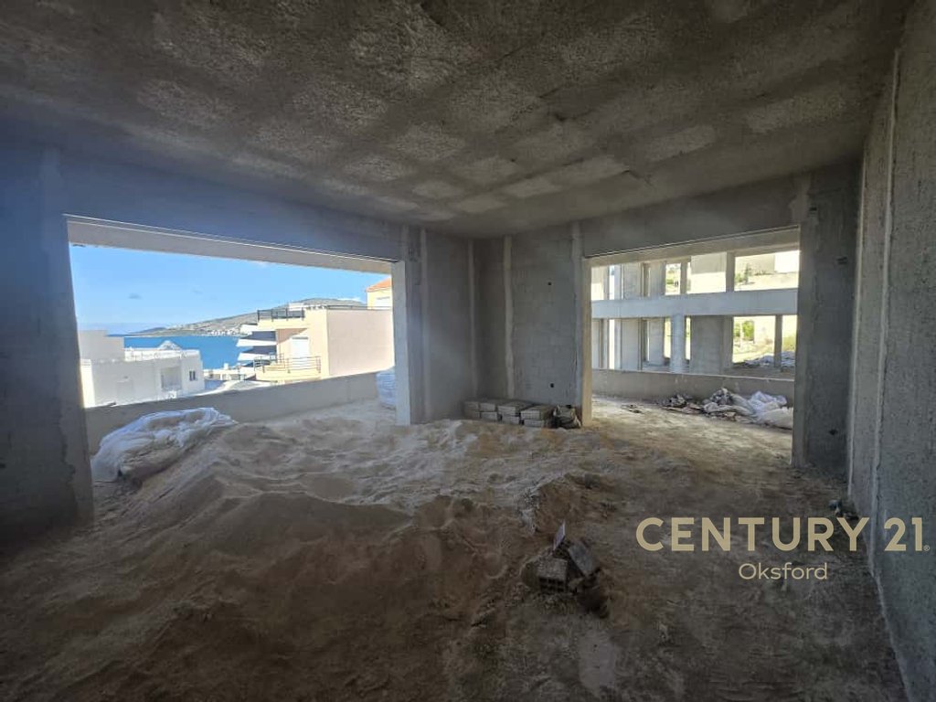 Saranda, apartamento 2+1+2 com vista para o mar próximo à vila do governo