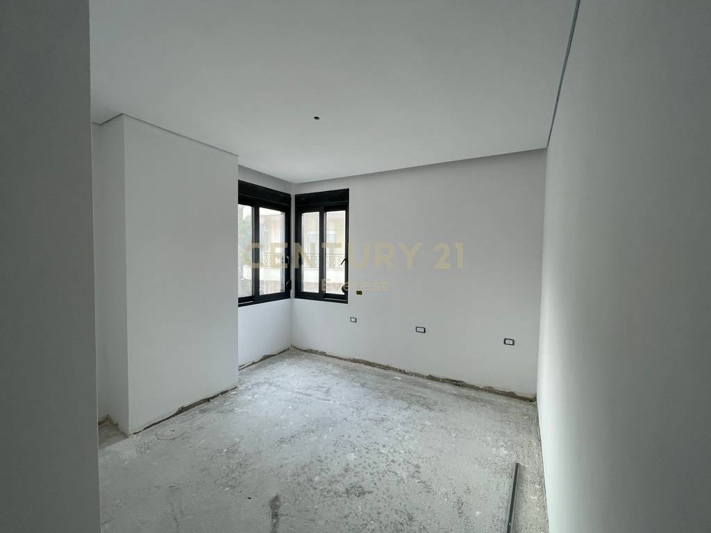 Saranda, 2+1+2 wohnung mit meerblick in der nähe der regierungsvilla (4)