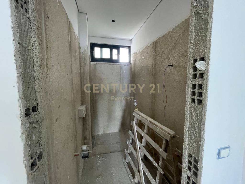 Saranda, 2+1+2 wohnung mit meerblick in der nähe der regierungsvilla (8)
