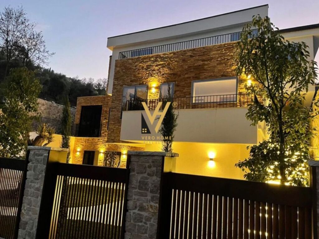 Villa con tre piani in vendita a ibe 1240 m²