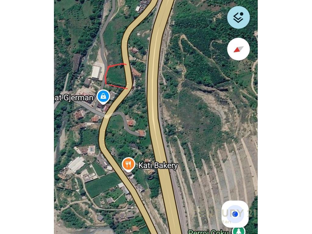 Terreno en venta en la carretera nacional a Elbasan! (2)