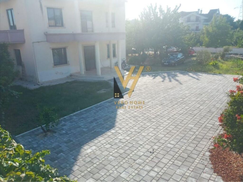 Ambiente commerciale di 1300 metri quadrati sull'autostrada Tirana – Durrës in vendita