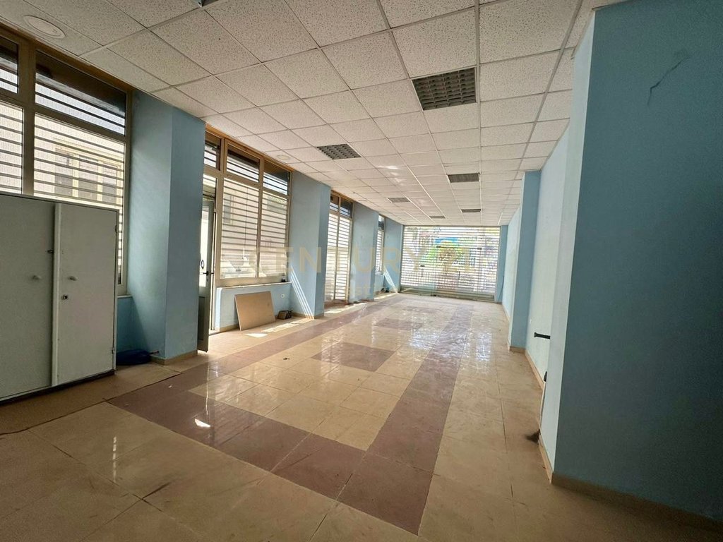 Espacio comercial en venta en Elbasan (8)