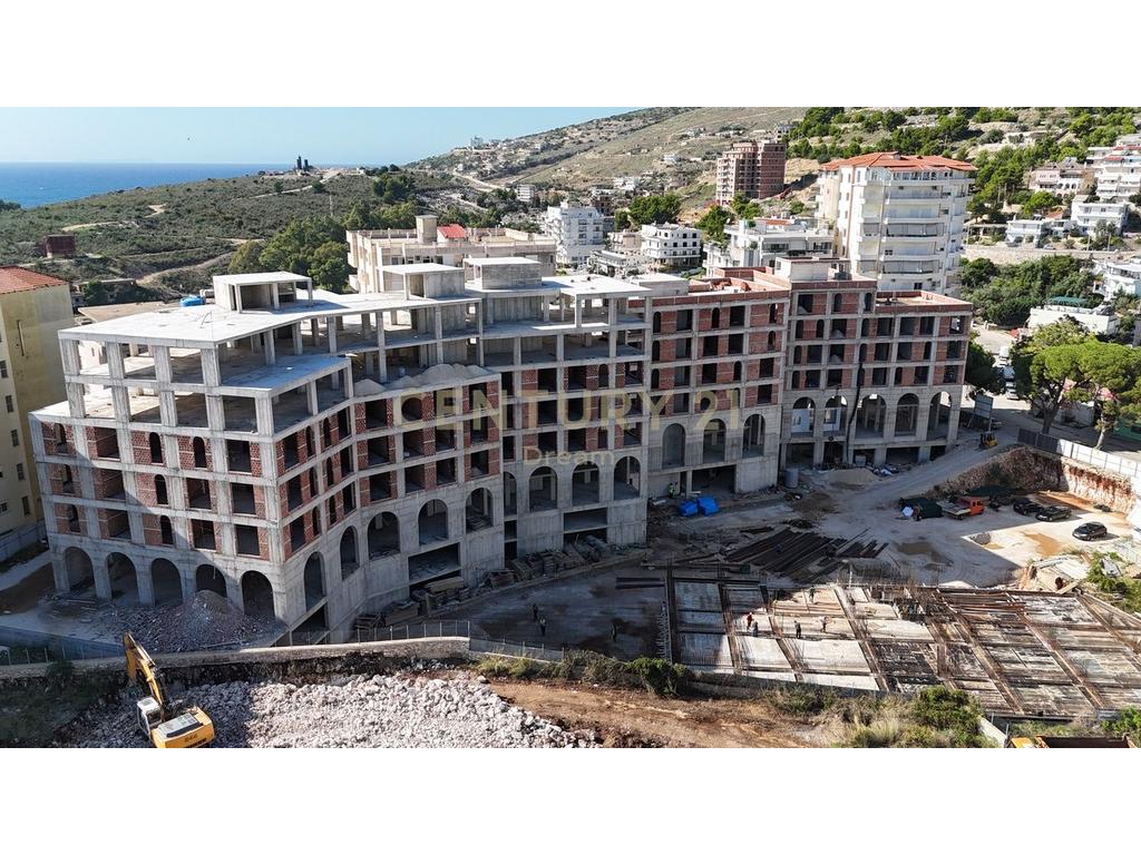 Shitet apartament 2+1+2 ne sarande tek marina city park!!