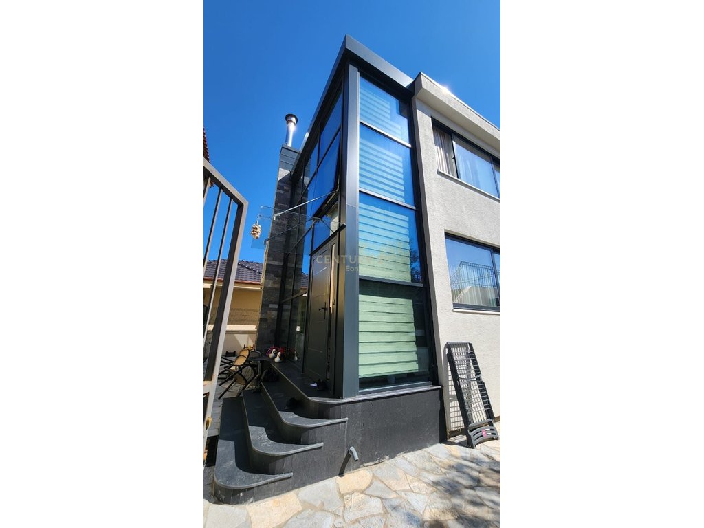Villas de 2 andares à venda na praia de durres!