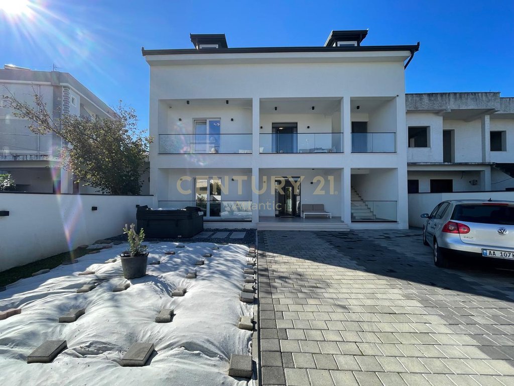 Villas de 2 andares à venda na praia de durres!