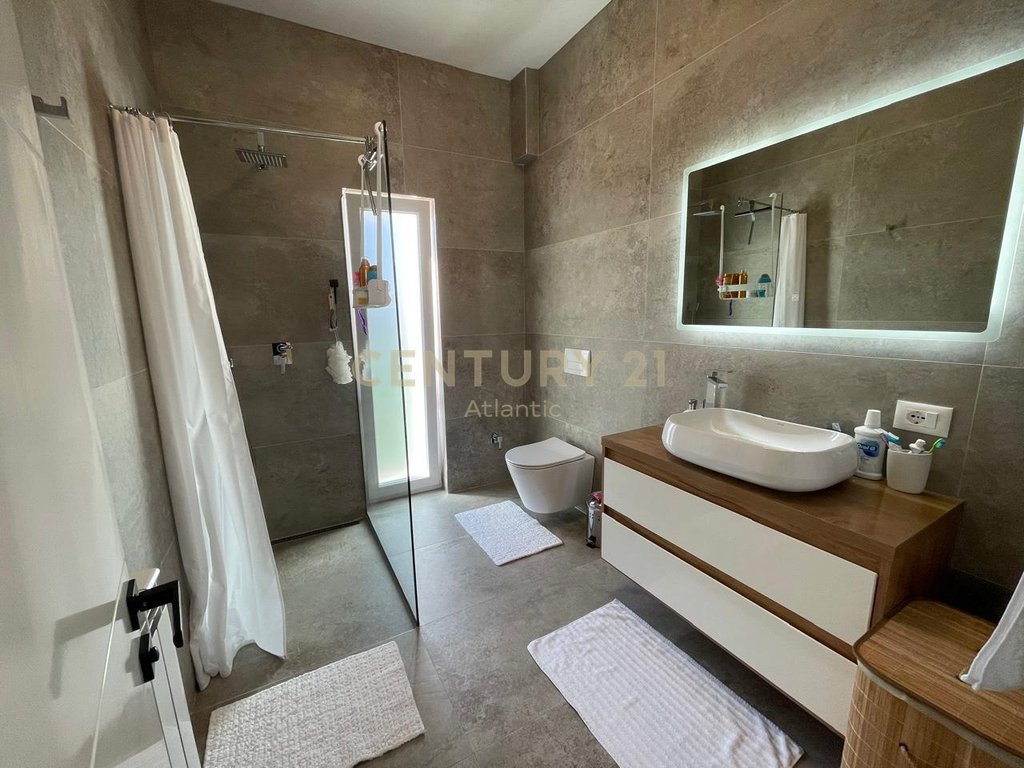 Villas de 2 andares à venda na praia de durres!