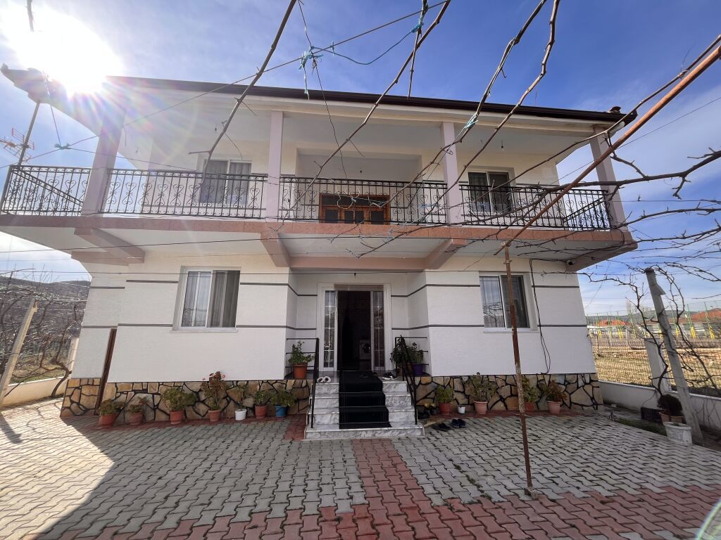 Shitet vilë në fshatin pirg në afërsi të rrugës kryesore!!!!