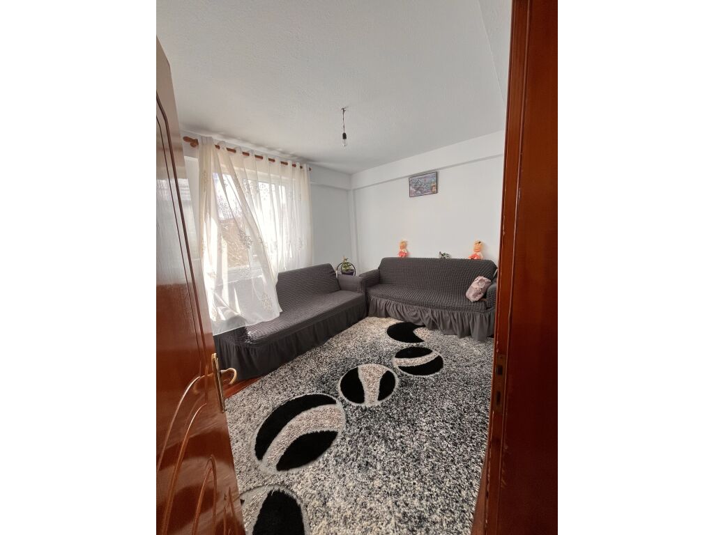 Shitet vilë në fshatin pirg në afërsi të rrugës kryesore!!!!