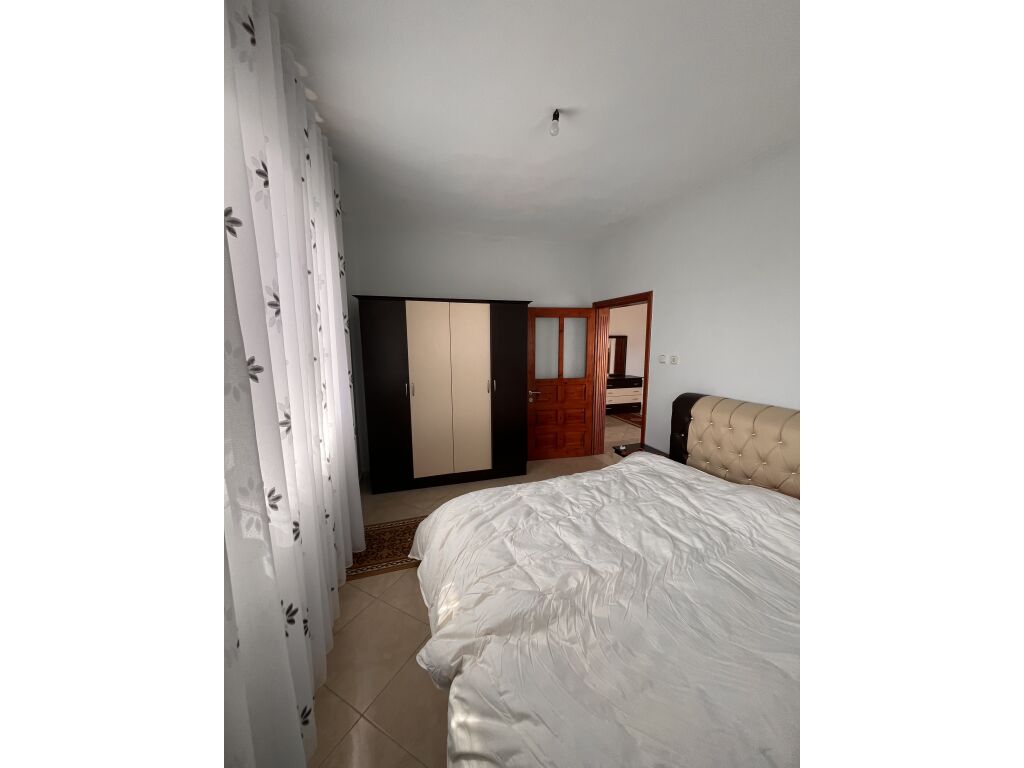 Shitet vilë në fshatin pirg në afërsi të rrugës kryesore!!!!