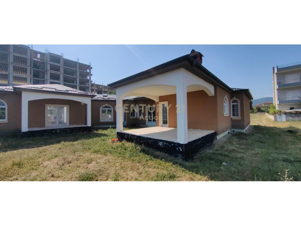 Shitet vilë në fshatin pirg në afërsi të rrugës kryesore!!!!