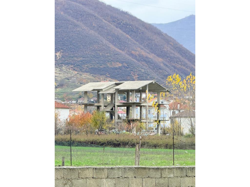 Shitet vilë në fshatin pirg në afërsi të rrugës kryesore!!!!