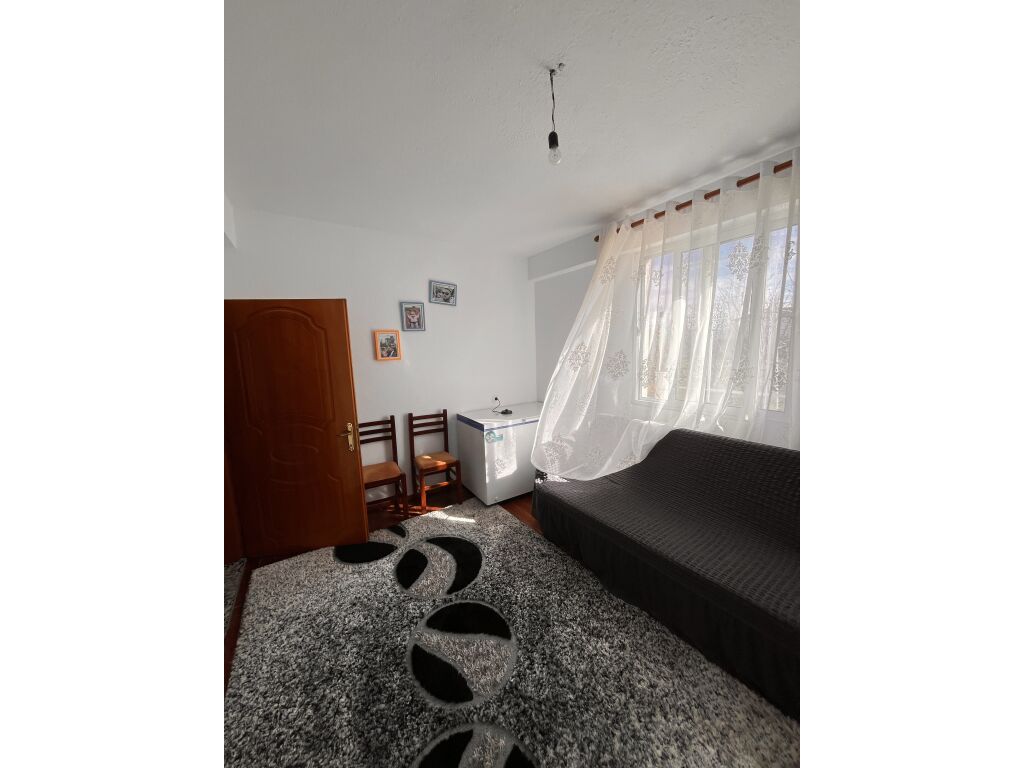 Shitet vilë në fshatin pirg në afërsi të rrugës kryesore!!!!