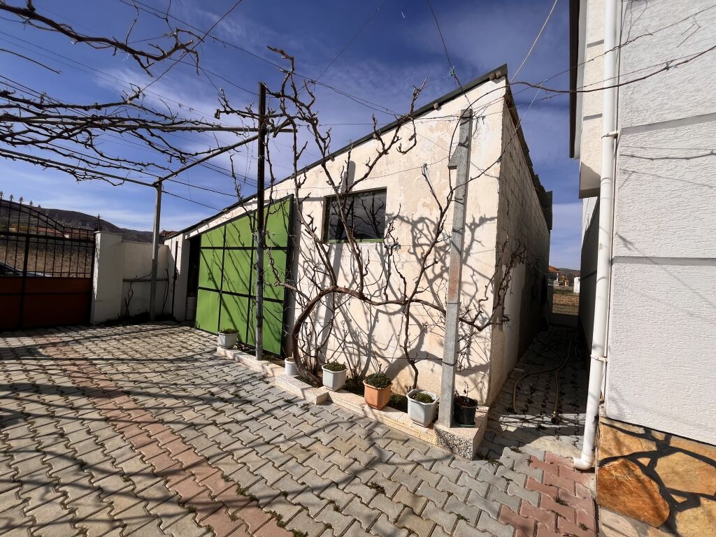 Shitet vilë në fshatin pirg në afërsi të rrugës kryesore!!!!