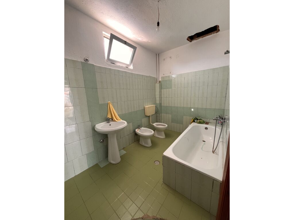 Shitet vilë në fshatin pirg në afërsi të rrugës kryesore!!!!