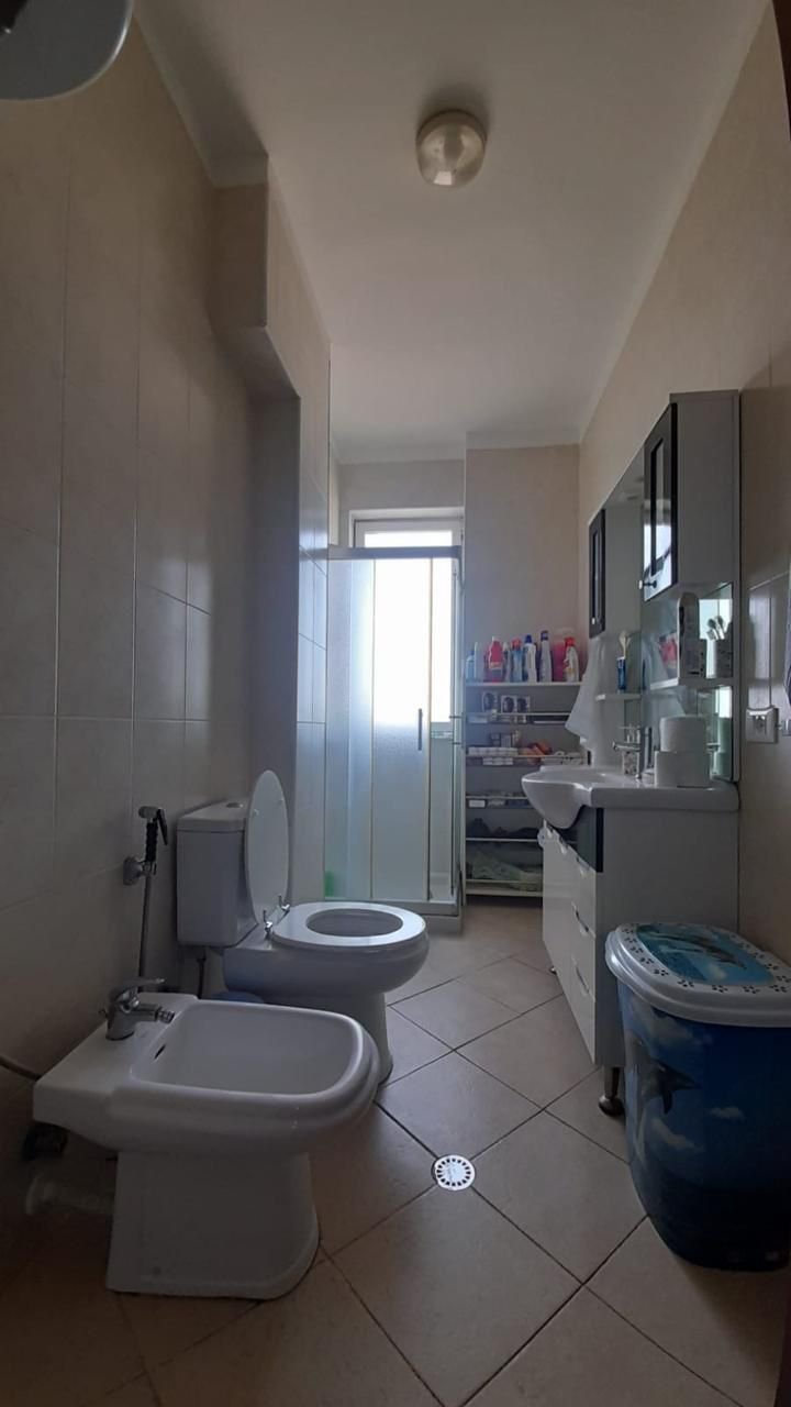 Shitet apartament 2+1 tek spitali,durres