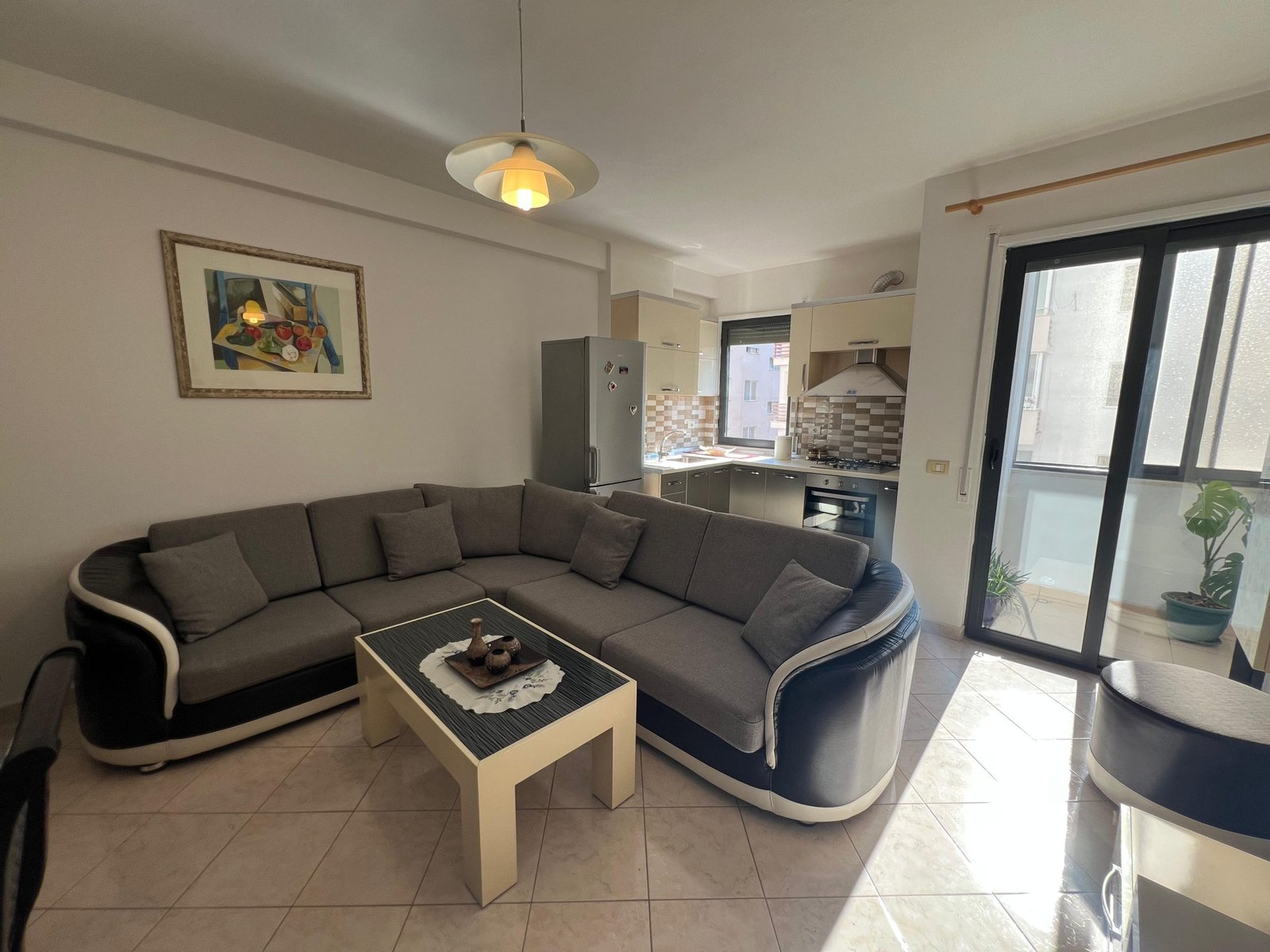 Shitet apartament 1+1 tek ukd