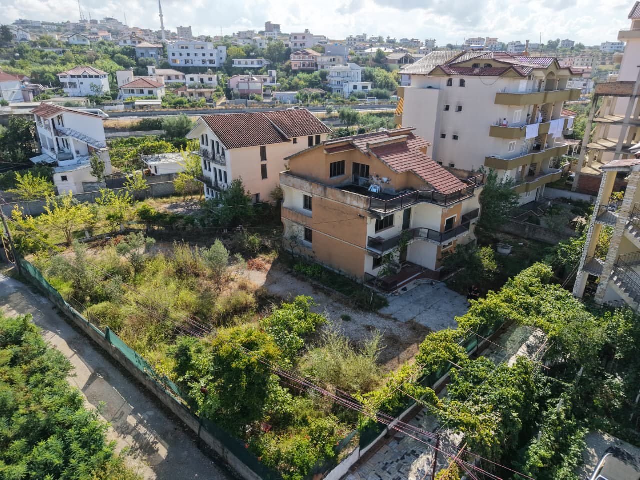 Villa for sale / vila 3-katëshe në shitje plazh,durres