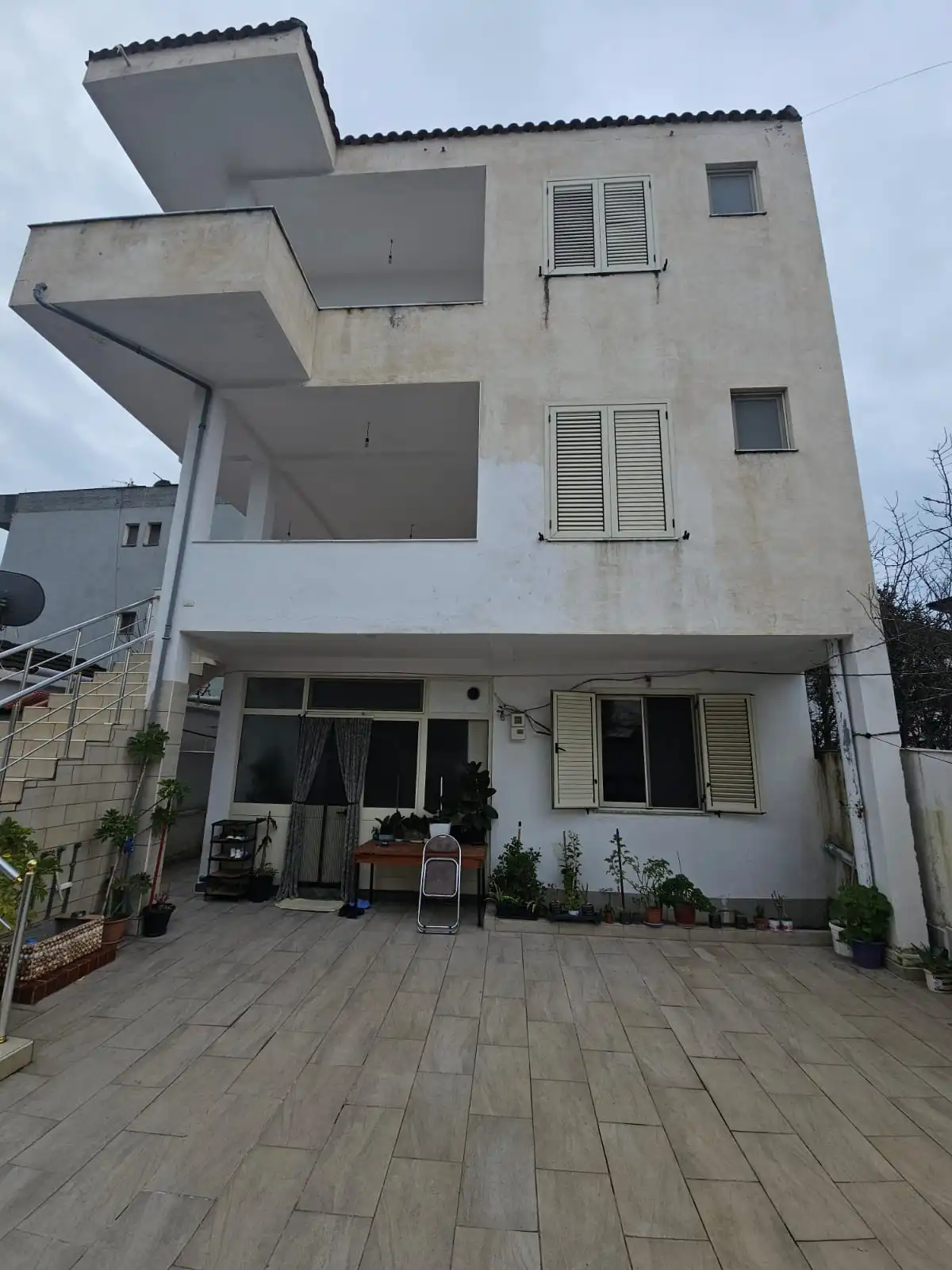 Villa à 3 étages à vendre à la plage de durres