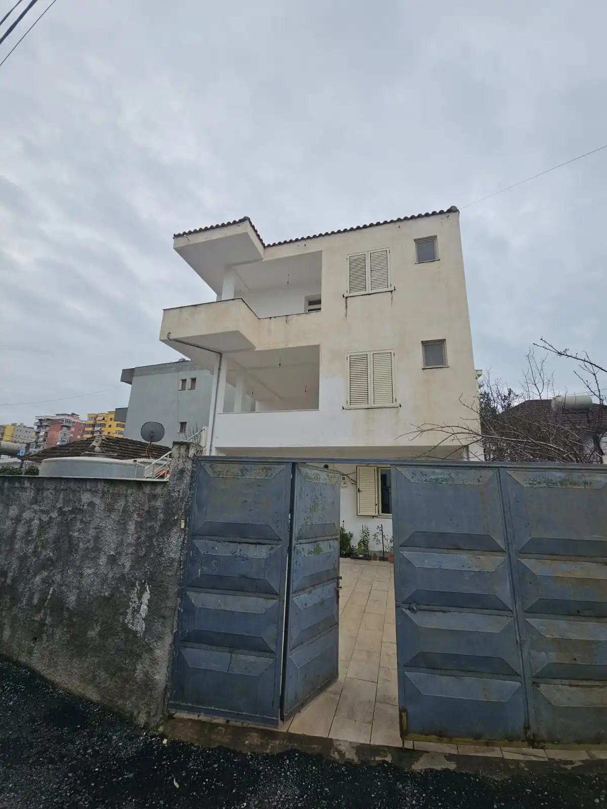 Villa à 3 étages à vendre à la plage de durres (2)