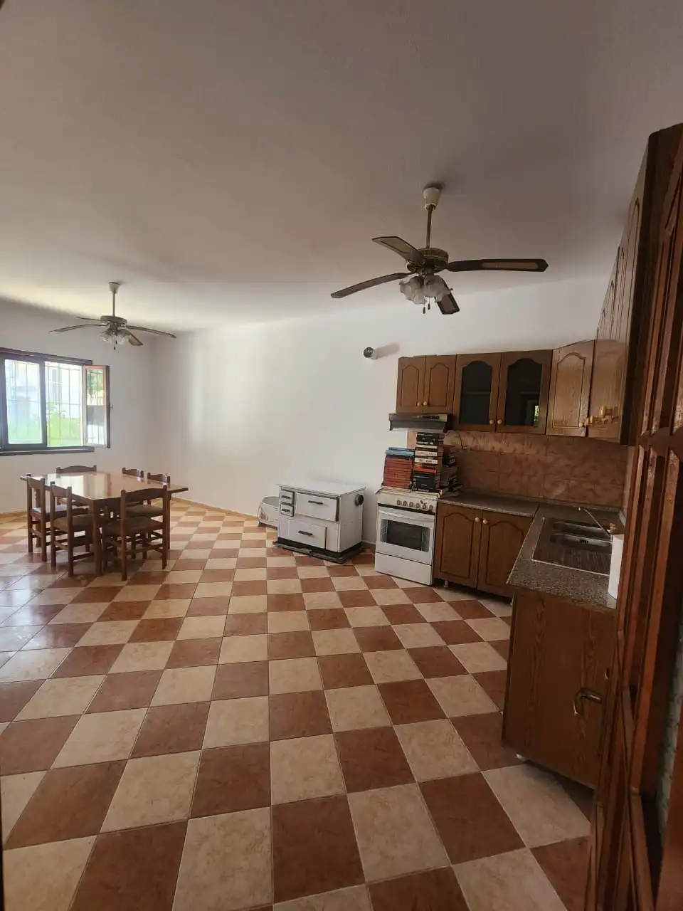 Villa à 2 étages à vendre à la plage de Durrës (3)