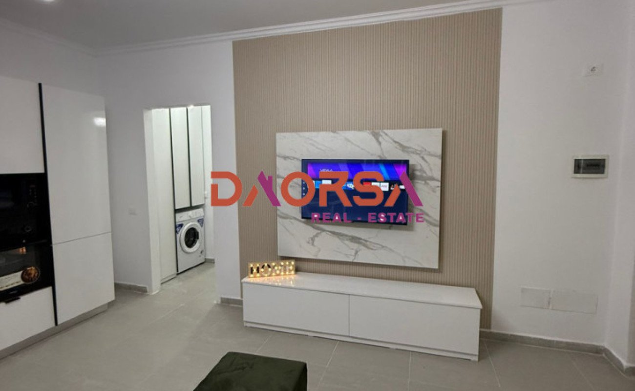 Shitet apartament 1+1 me parkim te shkëmbi kavajes
