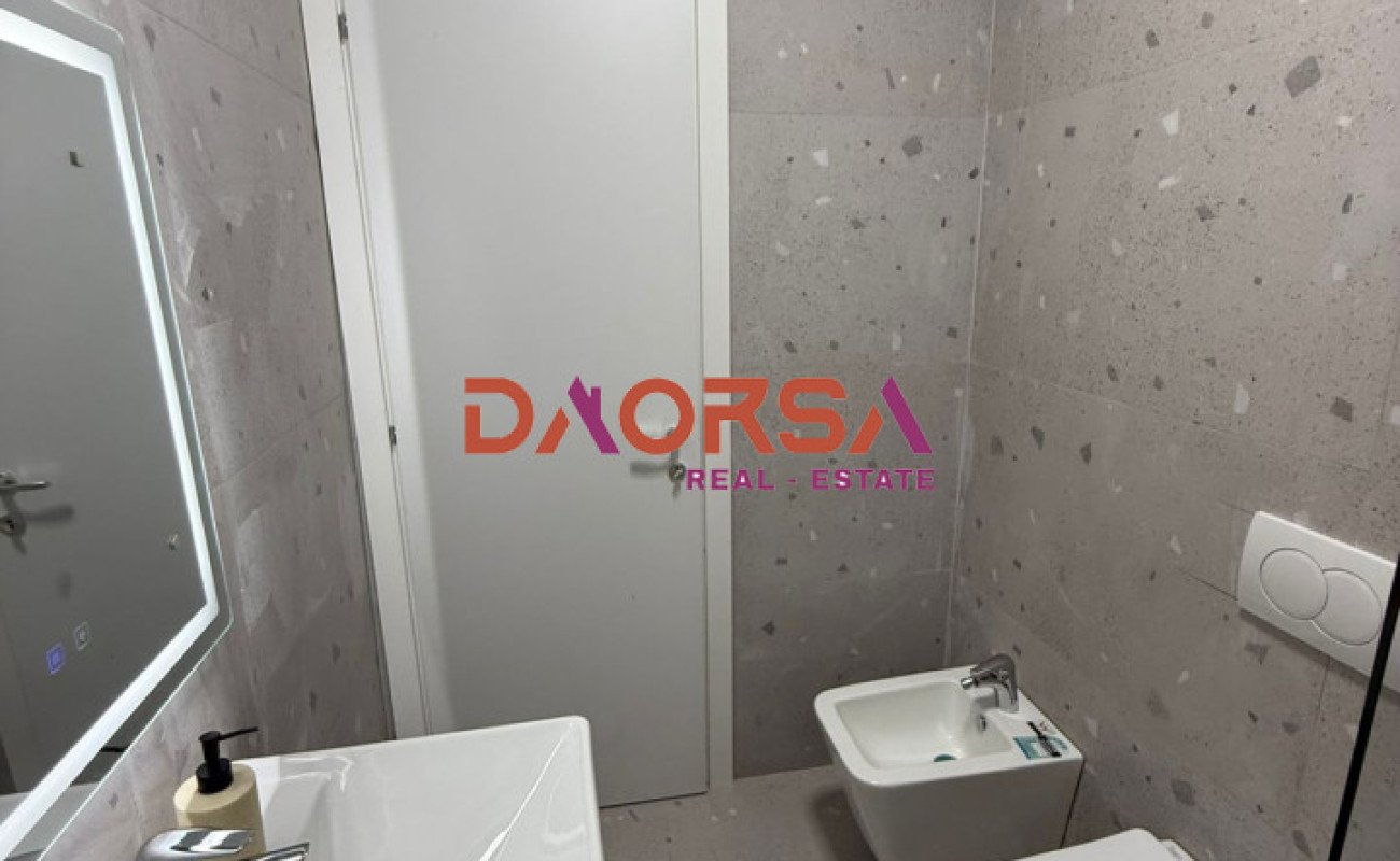 Shitet apartament 1+1 me parkim te shkëmbi kavajes
