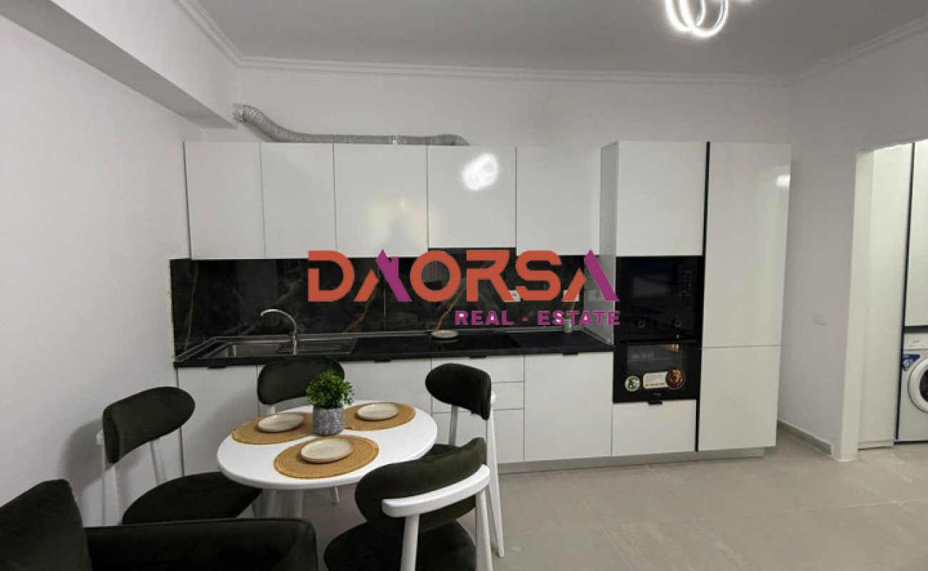 Shitet apartament 1+1 me parkim te shkëmbi kavajes