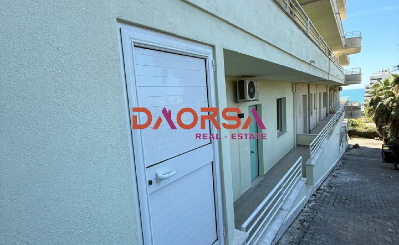 Shitet apartament 1+1 me parkim te shkëmbi kavajes